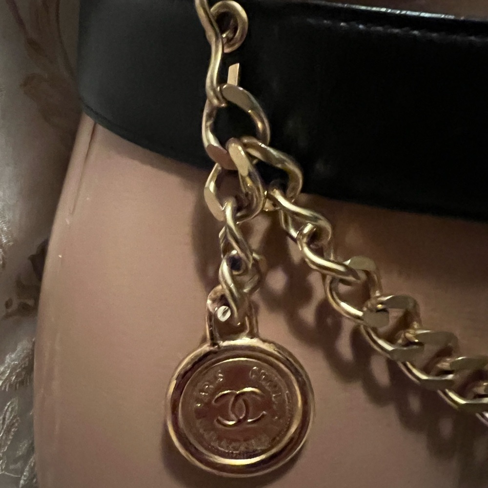 CHANEL Black Leather Belt with Gold Chain & Dangling Round Chanel Medallion - Picture 6 of 15